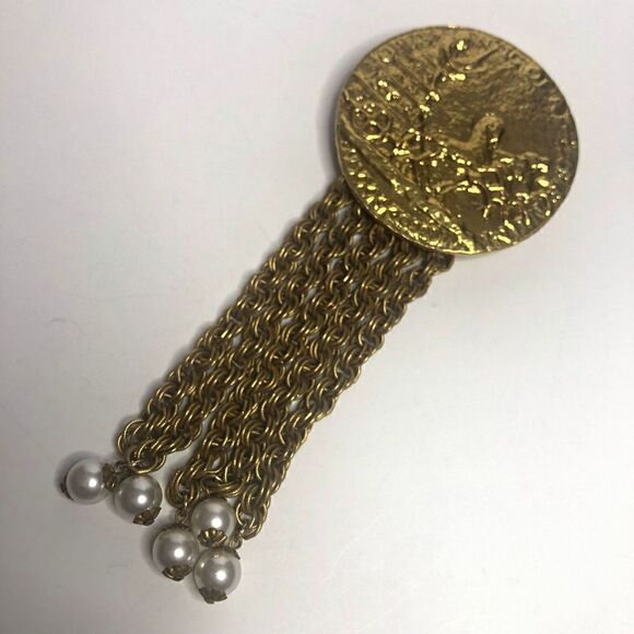 282 Vintage bold goldtone statement medalion pendant w/ faux pearls 2.5" wide - Picture 1 of 2